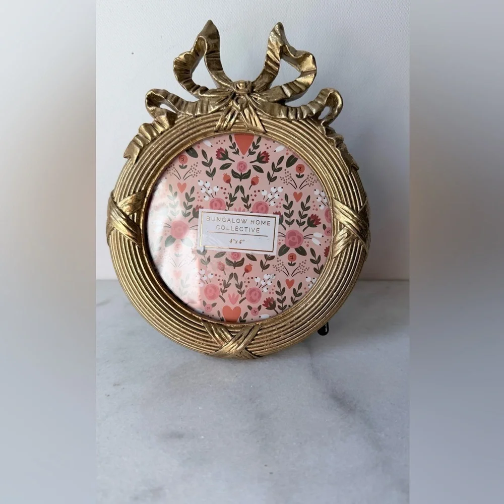 Gold Round Picture Frame  ow accent